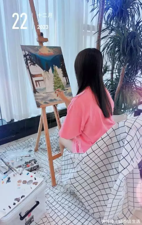 17岁徐小朵举行画展!穿毛衫小黑裤亭亭玉立,冯小刚徐帆到场支持高马尾逐渐消失在校园,“鲶鱼头”更受欢迎,家长不理解也看不懂