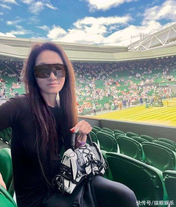 73岁王微微带女儿看球,穿紧身裤秀“竹竿腿”,和女儿并排如姐妹_【快资讯】
