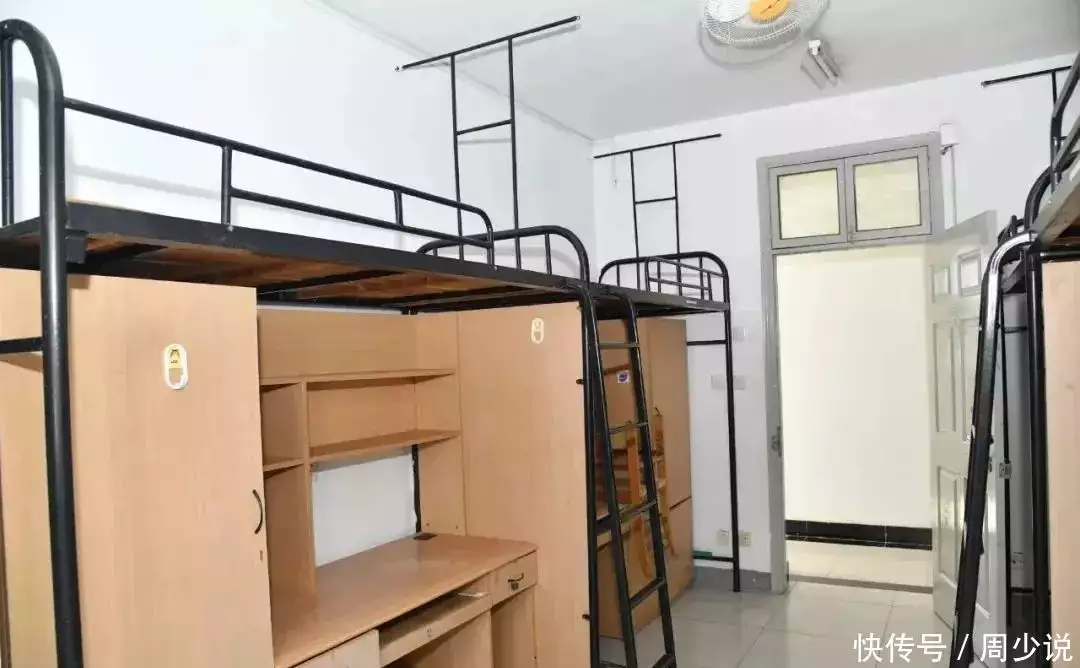The four -person room in the dormitory affected the son's sleep and should be changed to one person. Parents' vomiting caused a heated discussion and broadcast article.