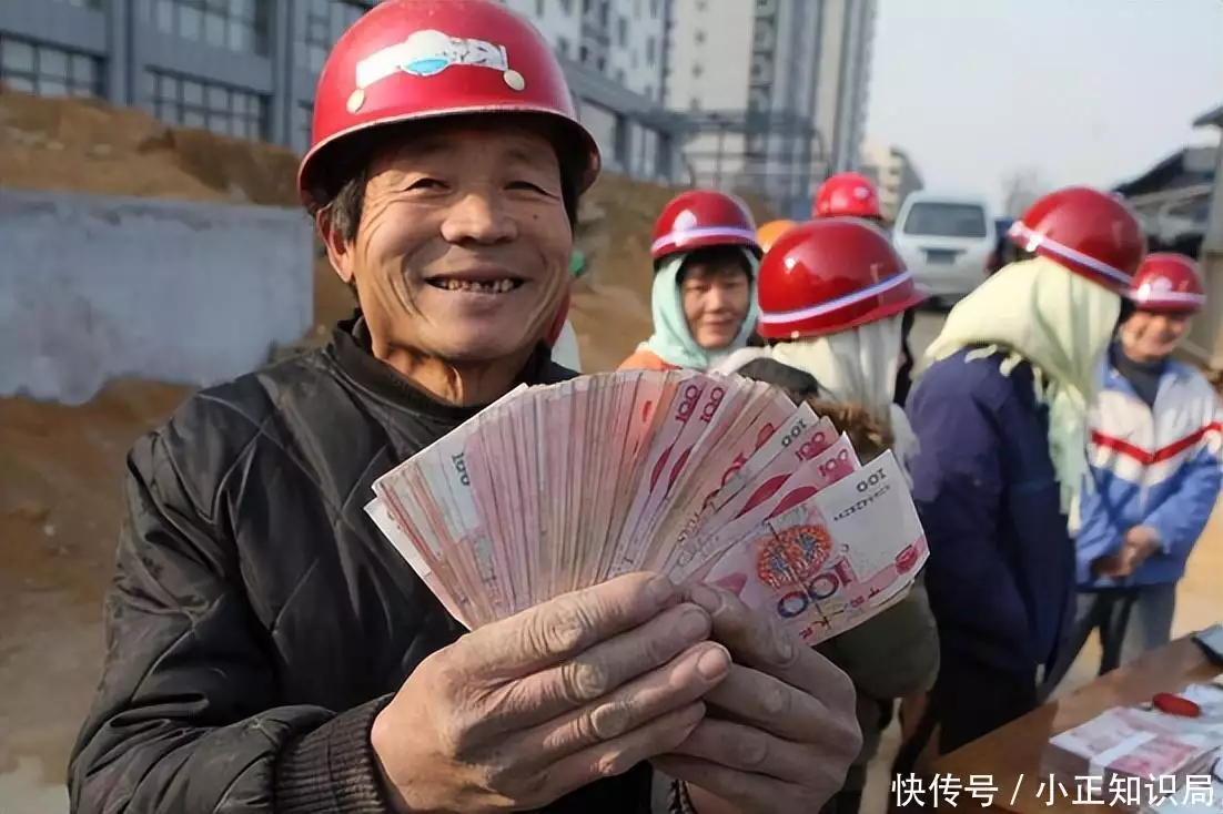 居民凑70块供他创业者,赚百亿元后开飞机Axat,给老人发千万提成当年红遍网络回家了的犀利哥如今又开始了流浪者(图14) 居民凑70块供他创业者,赚百亿元后开飞机Axat,给老人发千万提成当年红遍网络回家了的犀利哥如今又开始了流浪者(图14)