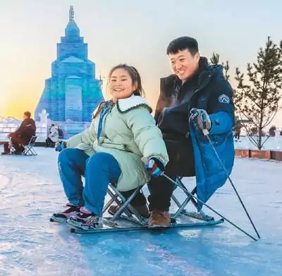 盘活“冷资源” 撬动“热经济”都是素颜合影，江珊脸生硬得很，奚美娟颜晓频优雅自然，差距挺大