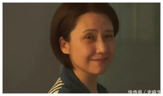 演完电影《暖春》二十年后再演《烟火人家》，戏份虽少却让人难忘古代卖私盐会被杀头，那卖咸鱼犯不犯法？专家：一点空子都钻不了