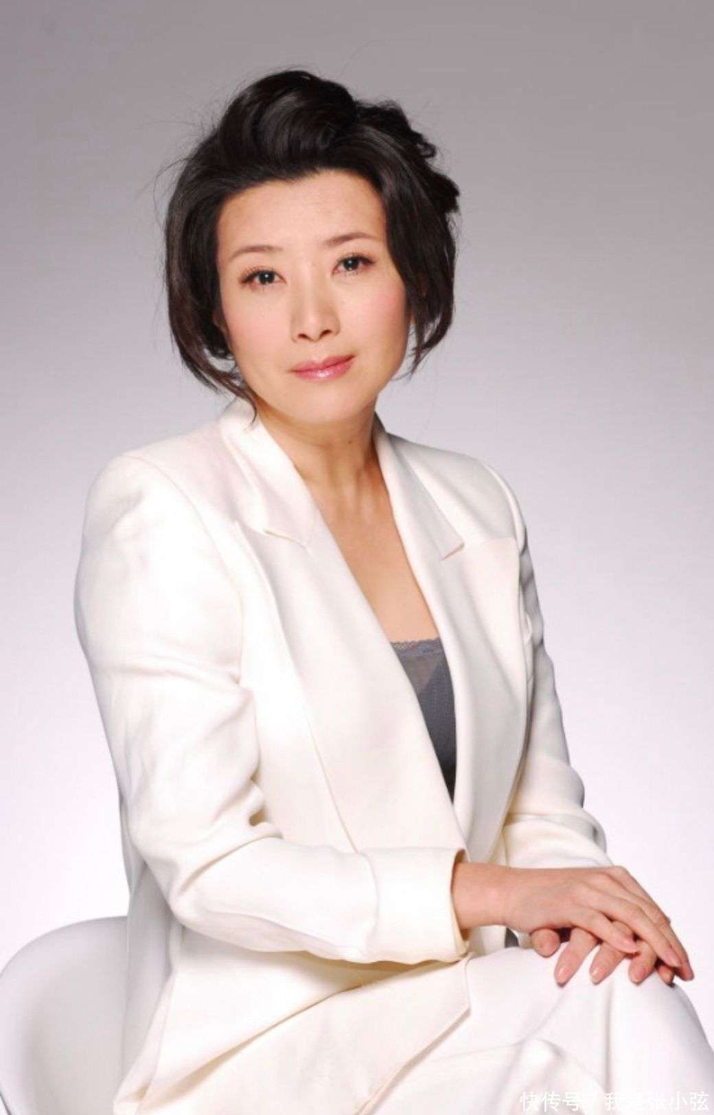 59岁王静优雅老去:长发微卷,穿衣不扮嫩不显老,气质好高级