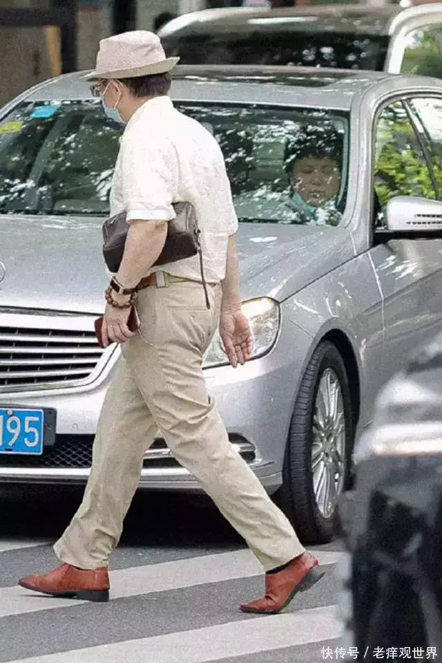 被中国爷爷街拍圈粉了！不穿花衣服，爱穿运动鞋，反而气质减龄杭州亚运会，被这个女孩美丽惊艳到了！难怪连杨澜都对她赞不绝口