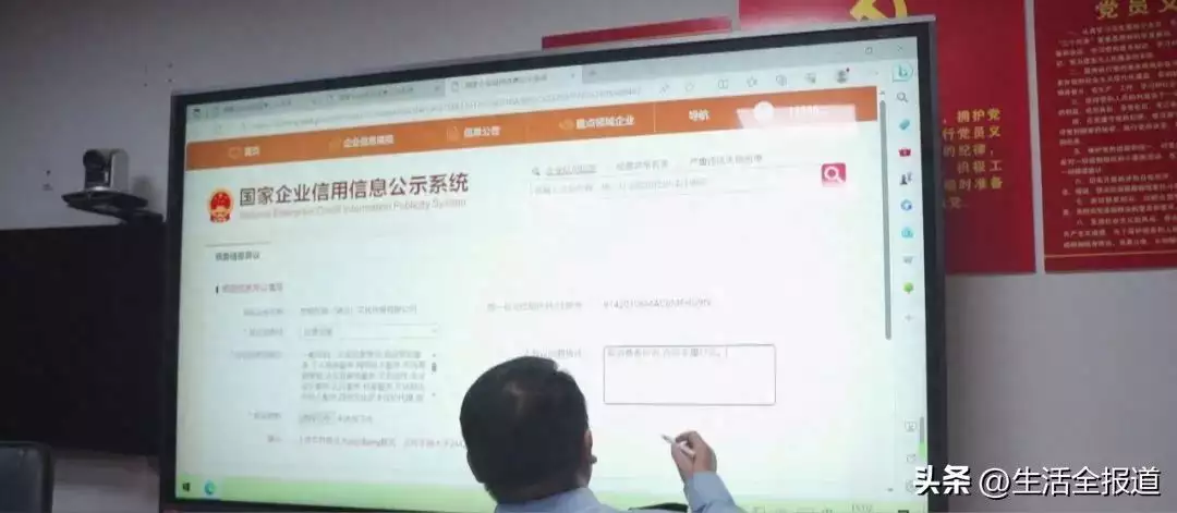 “1小时赚300”听信模特儿全职 大学生受骗数万元《玫瑰花的故事》直到方协文殒命,黄亦玫才发现,自己受骗了二十年(图5) “1小时赚300”听信模特儿全职 大学生受骗数万元《玫瑰花的故事》直到方协文殒命,黄亦玫才发现,自己受骗了二十年(图5)