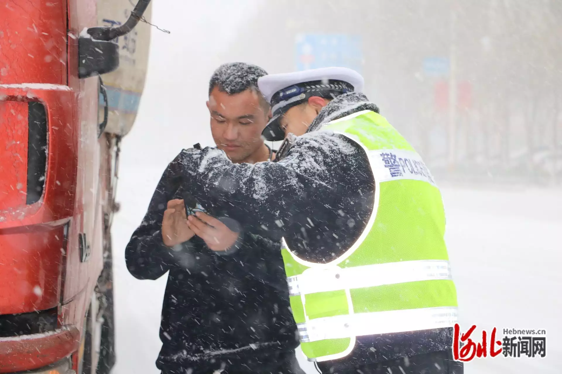 组图丨风雪中，致敬那些坚守的身影9岁女孩放学路上失踪，10年后在邻居家发现，父母哭到崩溃 第8张