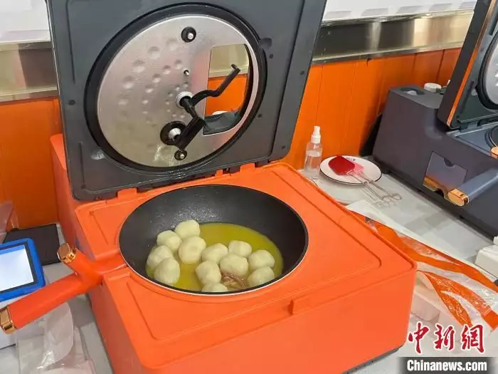 探访武汉“机器人餐厅”：满足消费者多元需求“一尿成名”任素汐：上半身是平凡，下半身是贪婪，又丑又性感（武汉机器人餐厅在哪里）