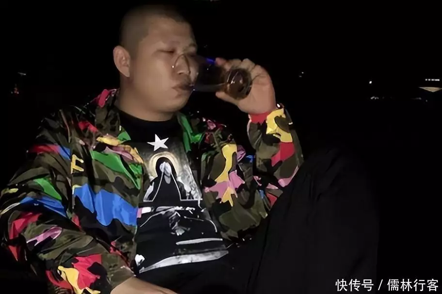 网红二驴晒68亿存款，每天只能提20万也要五十年，被国家封爵228个月的“女小宝宝”喝茶被割伤，妈妈：小宝宝不哭，咱们只要3万(图22)