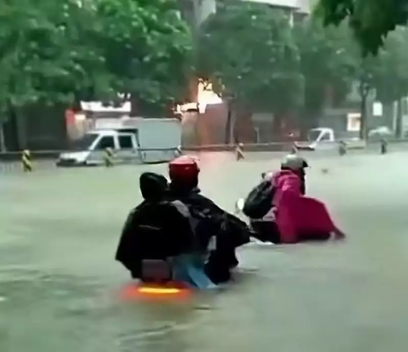 台风三巴来袭 广东湛江积水成河（湛江台风天气）