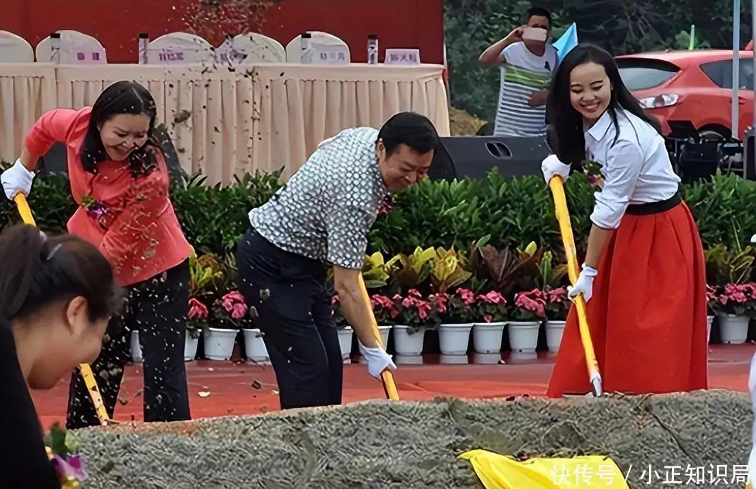 居民凑70块供他创业者,赚百亿元后开飞机Axat,给老人发千万提成当年红遍网络回家了的犀利哥如今又开始了流浪者(图7) 居民凑70块供他创业者,赚百亿元后开飞机Axat,给老人发千万提成当年红遍网络回家了的犀利哥如今又开始了流浪者(图7)