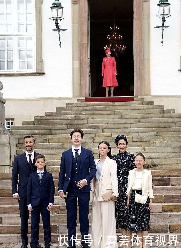 丹麦王室成员齐聚!49岁王妃穿波点裙超美,21岁华裔王子把人帅到_【快资讯】