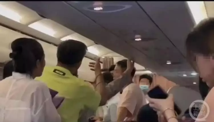 上海飞普吉岛一航班中途滞留7个半小时？一直没下飞机？航司回应