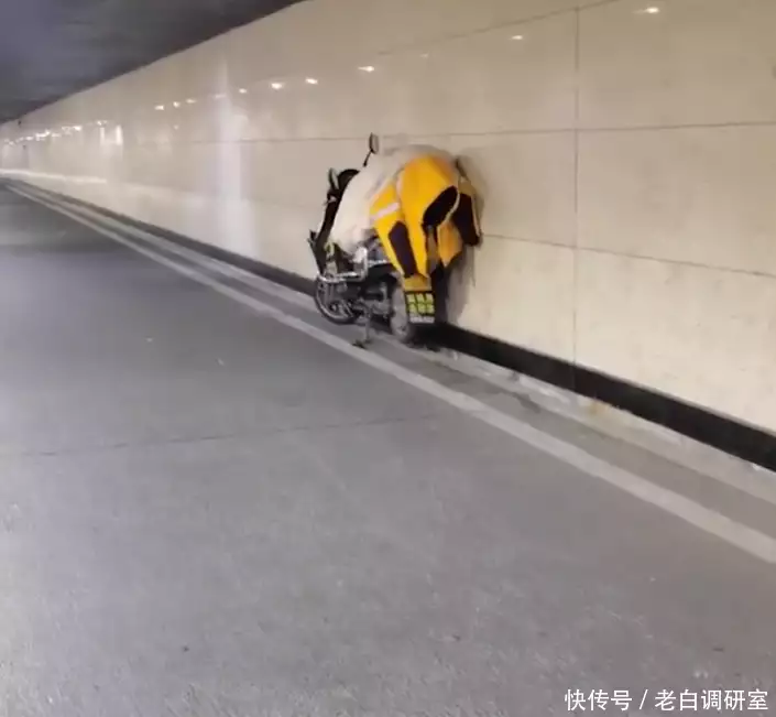 Sad!A takeaway brother in Henan was sleeping in the tunnel late at night, covering the quilt and broadcasting an electric car as a bed for a bed.