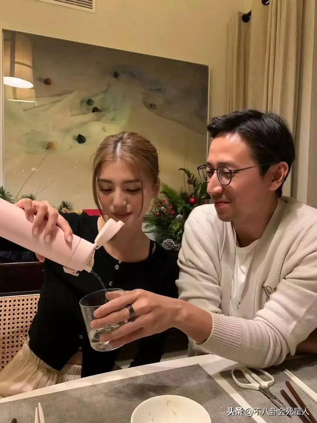 2023年结婚的7对明星,有人成豪门赘婿,有人上演“母子恋”30年前那位渴望上学的“大眼睛女孩”,国家重点培养,现咋样了