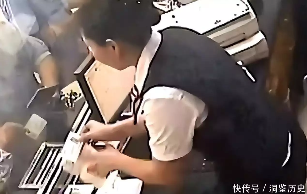 70岁老人病重急需用钱,银行非要本人来取钱,家属抬进银行后猝死从“受害者”到“弟中弟”,如今的韩国为何被日本瞧不起? 70岁老人病重急需用钱,银行非要本人来取钱,家属抬进银行后猝死从“受害者”到“弟中弟”,如今的韩国为何被日本瞧不起?