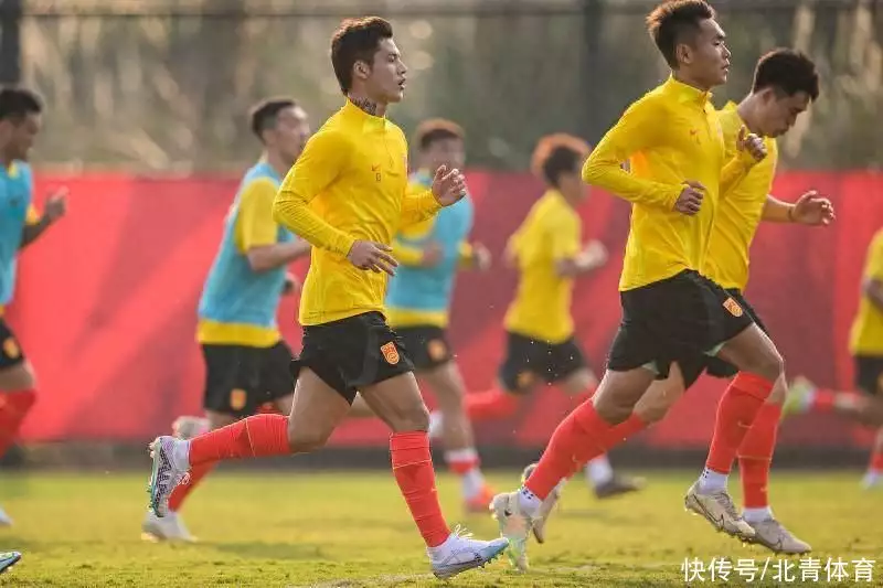 The National Football Team was changed to one day a day, and the national foot was so tired that she just wanted to sleep. Xu Xin had visited the team to participate in the training and broadcast arti