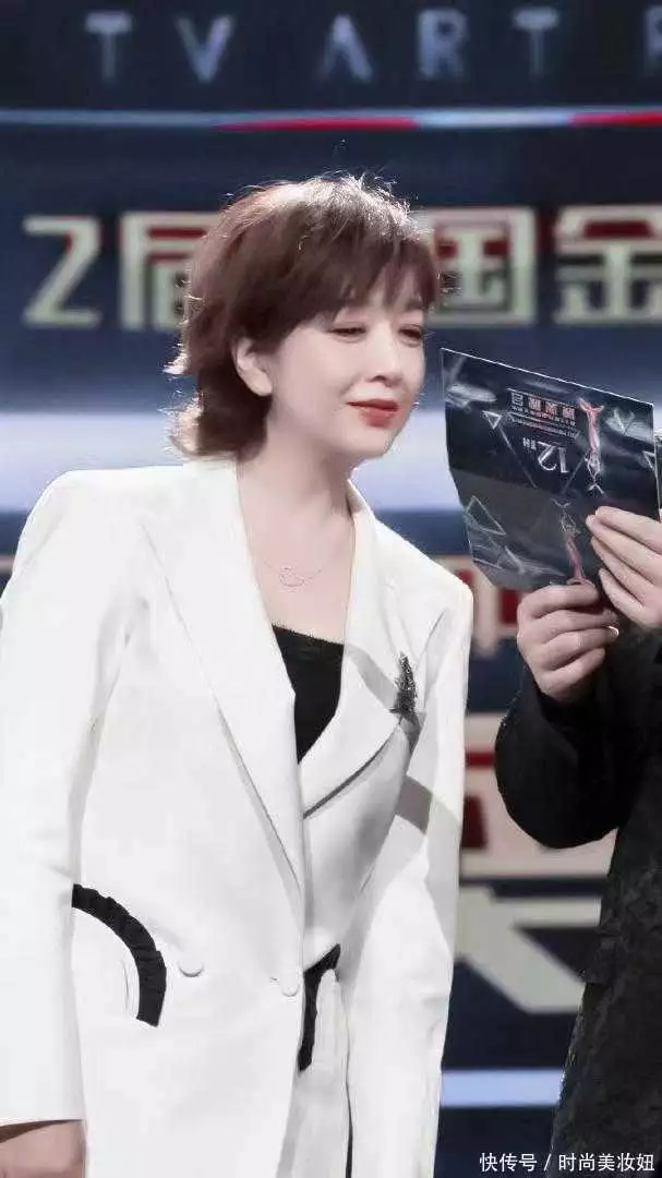 快来看（穿白色西装的女明星）白色西装配短裙，江珊状态太可了，穿白色西装配刘海短发好减龄，看不出是67年的拍吻戏有“反应”怎么办？赵丽颖回答很诚实，杨幂经验尽显老道，2022端午假期，为什么说去腾冲不要住古镇，