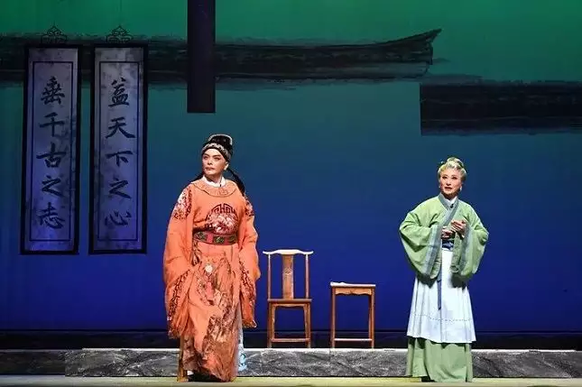 淮剧《范公堤》在京亮相“新时代舞台艺术优秀剧目展演”1945年，毛主席在重庆见到江青前夫，同他说了三个字，包含三层含义