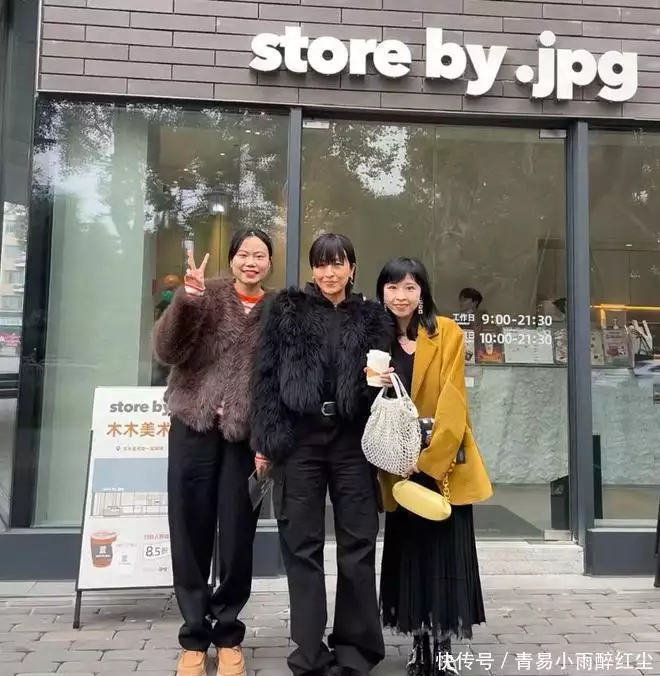 徐濠萦晒全家合照跨年，一家三口合体幸福满溢，19岁女儿近照曝光突然官宣二婚！今晚的瓜，整个娱乐圈都比不了……