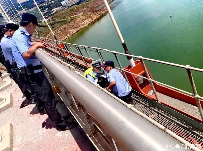 “有事找警察！好不好？”民警百米高桥智救轻生女子她一出手，美得太出圈了