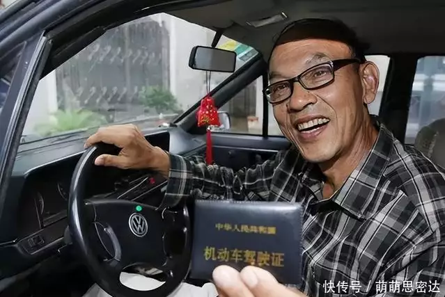 2023年开始，驾驶执照年纪限制迎调整，老驾驶员大哭：我还怎么赚钱？小S一件衣服穿了10年！难道不是因为漂亮吗？
