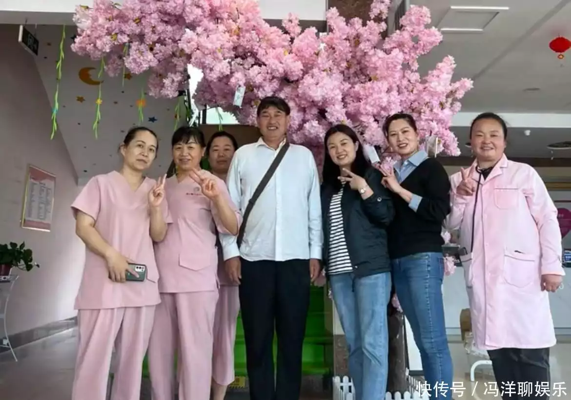 大衣哥去月子中心探望孙子，费用三万装修高档，儿媳出镜清秀漂亮迪丽热巴拍封面花絮视频：忘记开美颜特效后，这腿我没眼花吧？(图6)