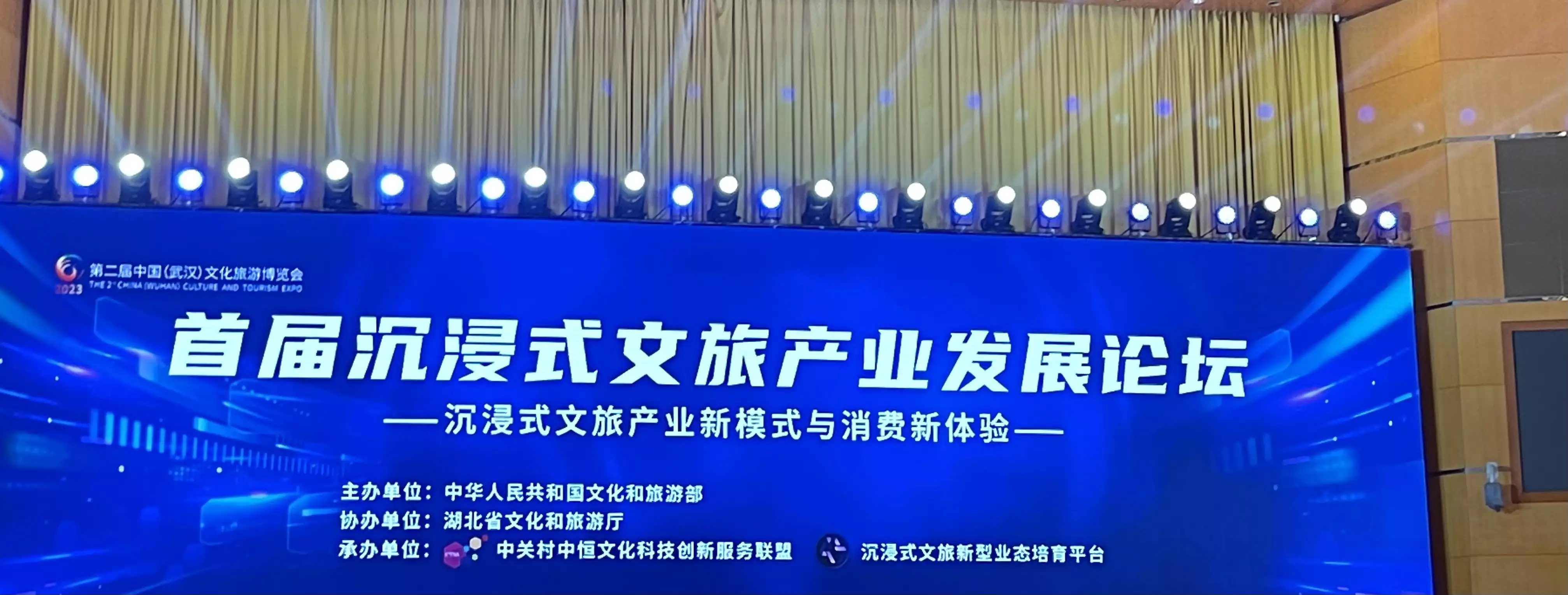 首届沉浸式文旅产业发展论坛在武汉举办大学生证件照毁容，比P图更可怕的是盖章，心疼之余也忍不住大笑