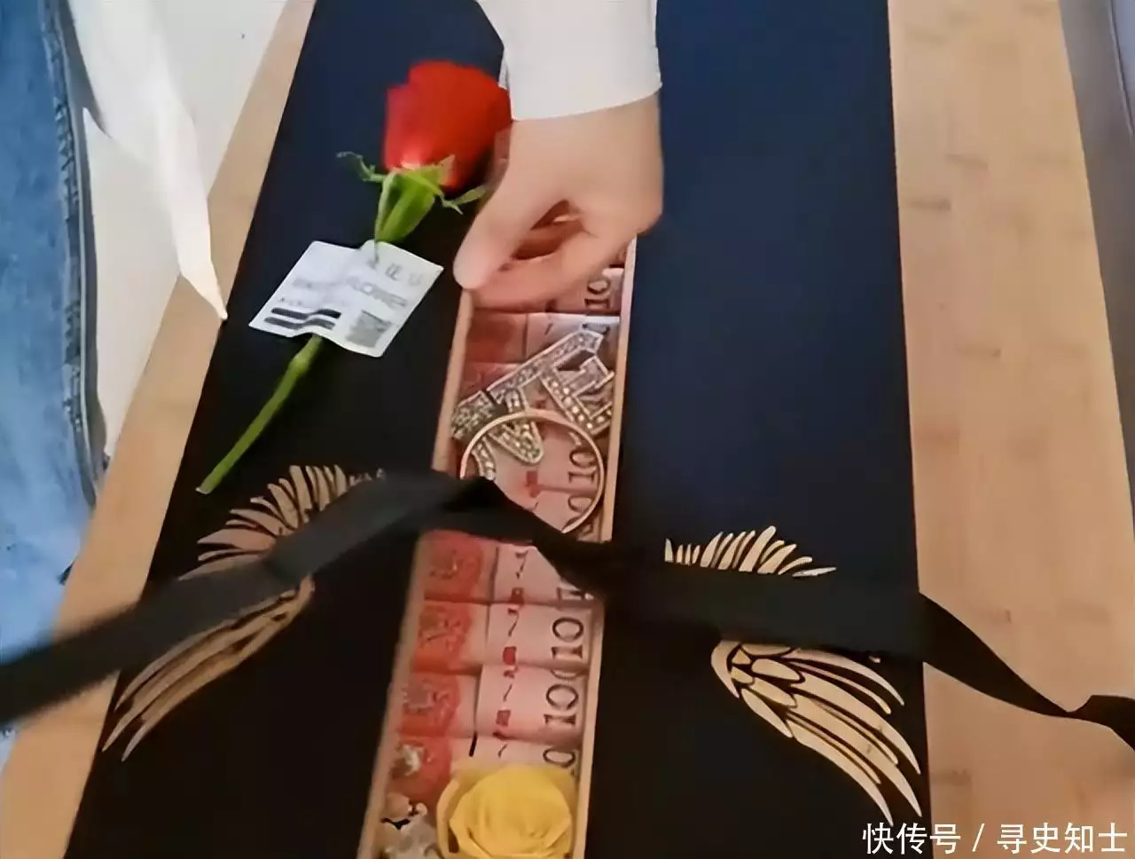 安徽一丈夫准备520礼物，妻子开箱看到3列现金和金手镯，太有心了(图2)