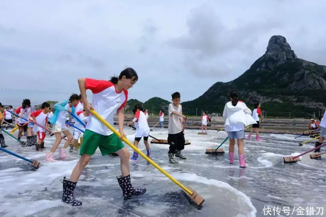 被骂上热搜,却暴赚百亿!暑期炙手可热生意,疯狂收割中学生31岁在央视春晚一举成名,观众都以为他退隐了,其实已经去世10年了(图31) 被骂上热搜,却暴赚百亿!暑期炙手可热生意,疯狂收割中学生31岁在央视春晚一举成名,观众都以为他退隐了,其实已经去世10年了(图31)