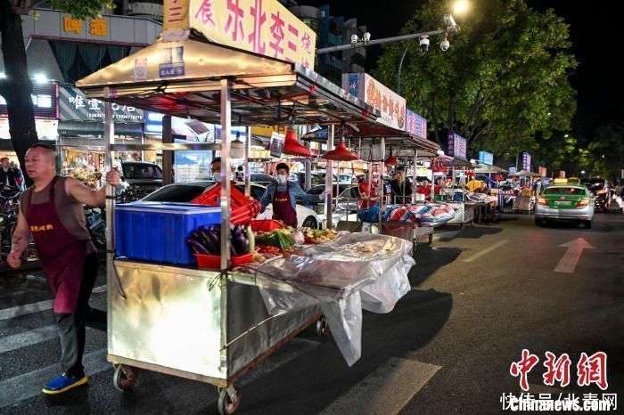 沙德信官方网站县小吃黑色简约横版海报