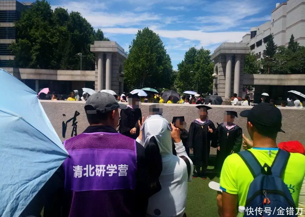 被骂上热搜,却暴赚百亿!暑期炙手可热生意,疯狂收割中学生31岁在央视春晚一举成名,观众都以为他退隐了,其实已经去世10年了(图3) 被骂上热搜,却暴赚百亿!暑期炙手可热生意,疯狂收割中学生31岁在央视春晚一举成名,观众都以为他退隐了,其实已经去世10年了(图3)