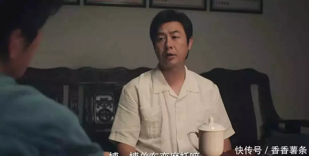 电视剧全网热度榜：《南来北往》排在最后，第一热度高达7999估计这男孩子拍照时，也没想到趴肩膀的是大明星，能让他吹一辈子