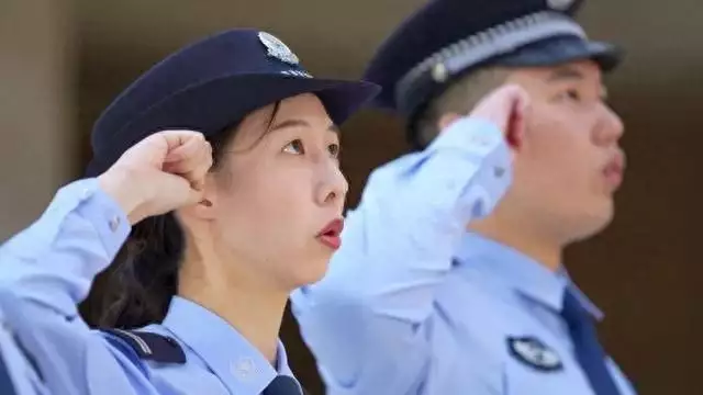 替同学挡8刀的女孩成了人民警察（小女孩为同学挡八刀） 第4张