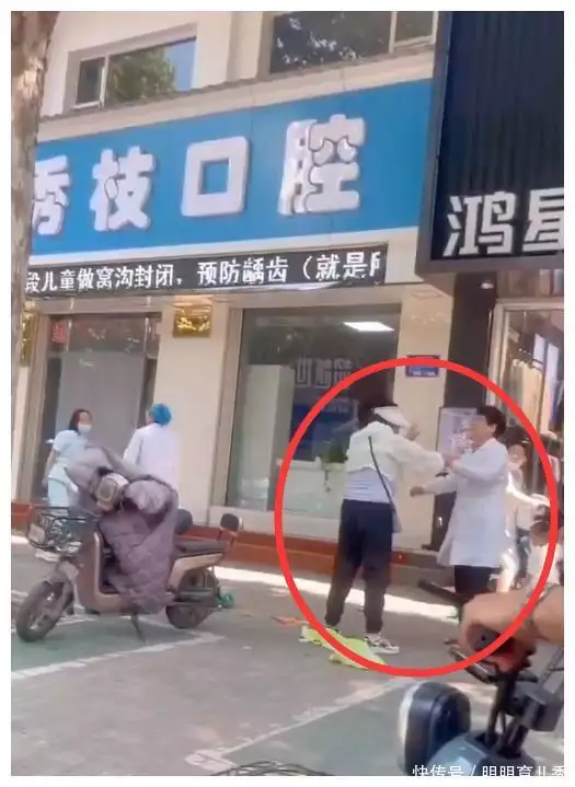 女子每天牙医门口发广告,遭门诊部老板掌掴,自由竞争还是故意恫吓还记得“丑哭陈晓东”的爆款小宝宝吗?当初你嫌我丑,如今美到不敢相信(图3) 女子每天牙医门口发广告,遭门诊部老板掌掴,自由竞争还是故意恫吓还记得“丑哭陈晓东”的爆款小宝宝吗?当初你嫌我丑,如今美到不敢相信(图3)