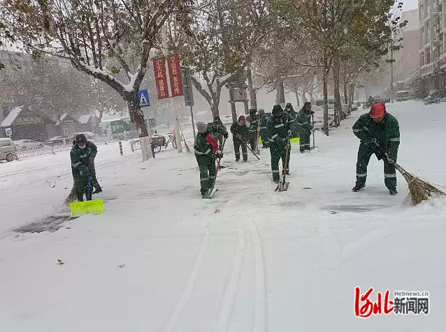 组图丨风雪中，致敬那些坚守的身影9岁女孩放学路上失踪，10年后在邻居家发现，父母哭到崩溃 第7张