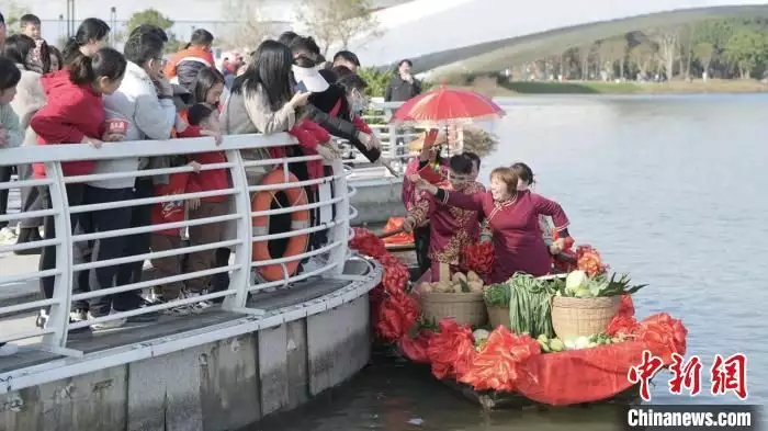 广州水上新春集市年味浓 民众沉浸体验水乡民俗