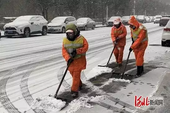 组图丨风雪中，致敬那些坚守的身影9岁女孩放学路上失踪，10年后在邻居家发现，父母哭到崩溃 第2张