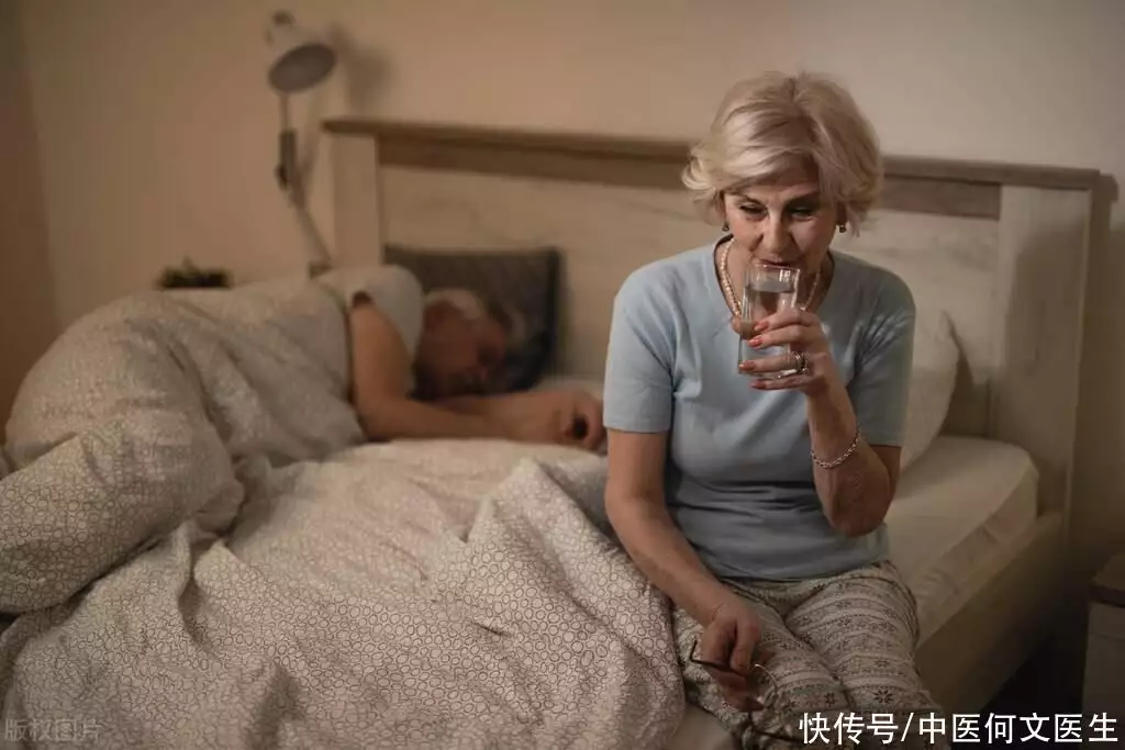大家都被“8小时睡眠论”洗脑了？50岁后，最佳睡觉时间是多久？