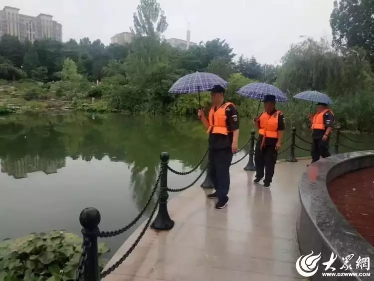 应对暴雨，潍坊市园林环卫服务中心雨前准备中