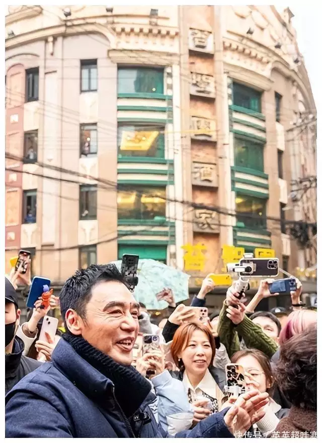 学沪语，吃汤包，与钟镇涛、谭咏麟及温拿队友一同打卡黄河路“一日夫妻百日恩”，但离婚后，汪峰没有放过章子怡！-第3张图片-特色小吃