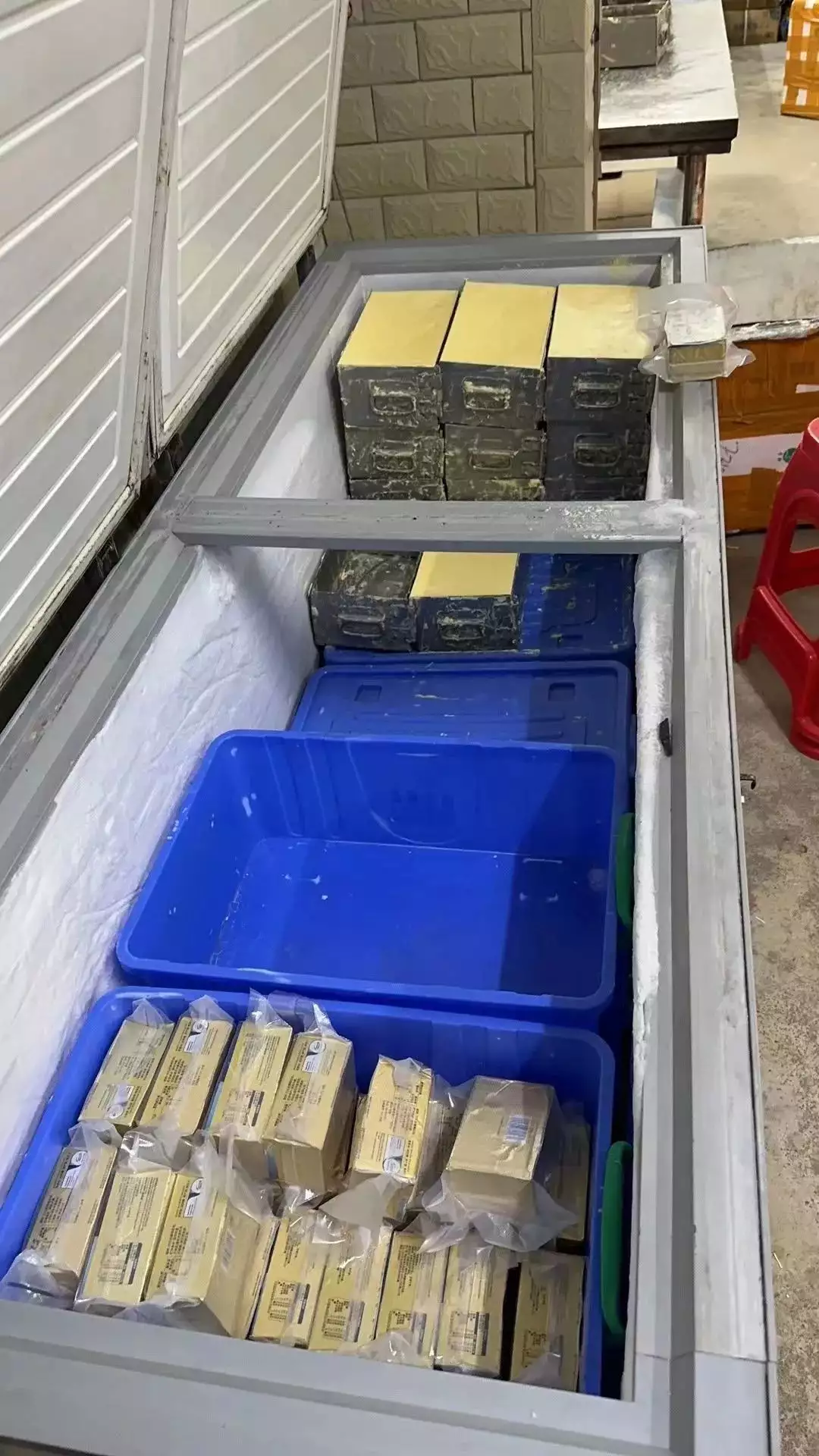 黄油旧装换“新颜”，提升100%“身价”，上海警方破获假冒品牌黄油案BP合影引争议！金智秀脚踩餐厅沙发被骂没素质，Lisa变样像印度人