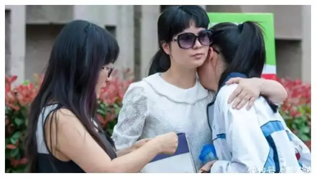 花了150元, 女大学生被妈妈呵斥不懂事! 网友 看头像, 钱都留给儿子浙大一受资助学生,晒国内外旅游照片引质疑,本人发声,校方回应 花了150元, 女大学生被妈妈呵斥不懂事! 网友 看头像, 钱都留给儿子浙大一受资助学生,晒国内外旅游照片引质疑,本人发声,校方回应