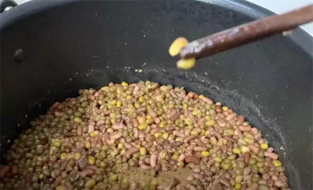 红豆绿豆粥（红豆绿豆粥的功效与作用禁忌） 第3张