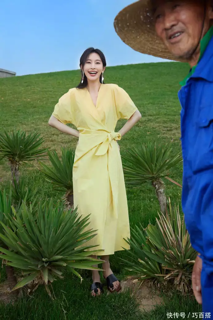 张俪的多巴胺穿搭真特别!颜色明艳款式基础,素人照着穿也不费力风情万种的6位女星,别人穿衣遮遮掩掩,她们却大方得体自信优雅4 张俪的多巴胺穿搭真特别!颜色明艳款式基础,素人照着穿也不费力风情万种的6位女星,别人穿衣遮遮掩掩,她们却大方得体自信优雅