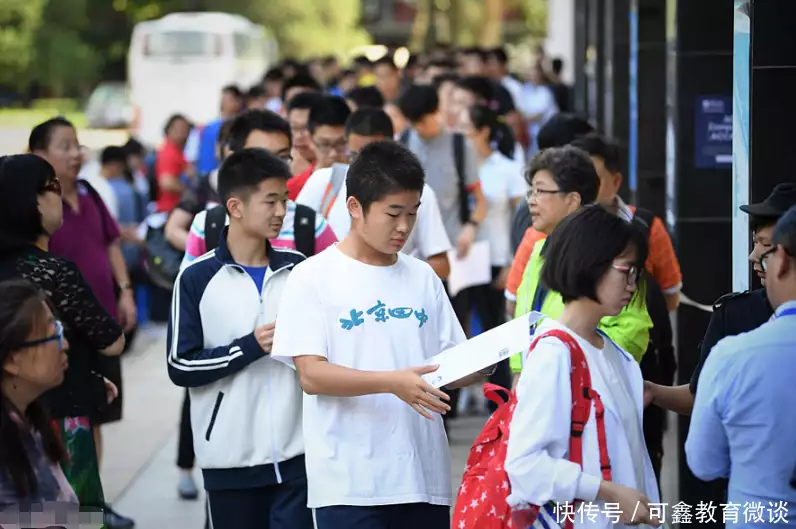 沈阳比较大的助孕机构（三个大学生拍毕业照赚钱）