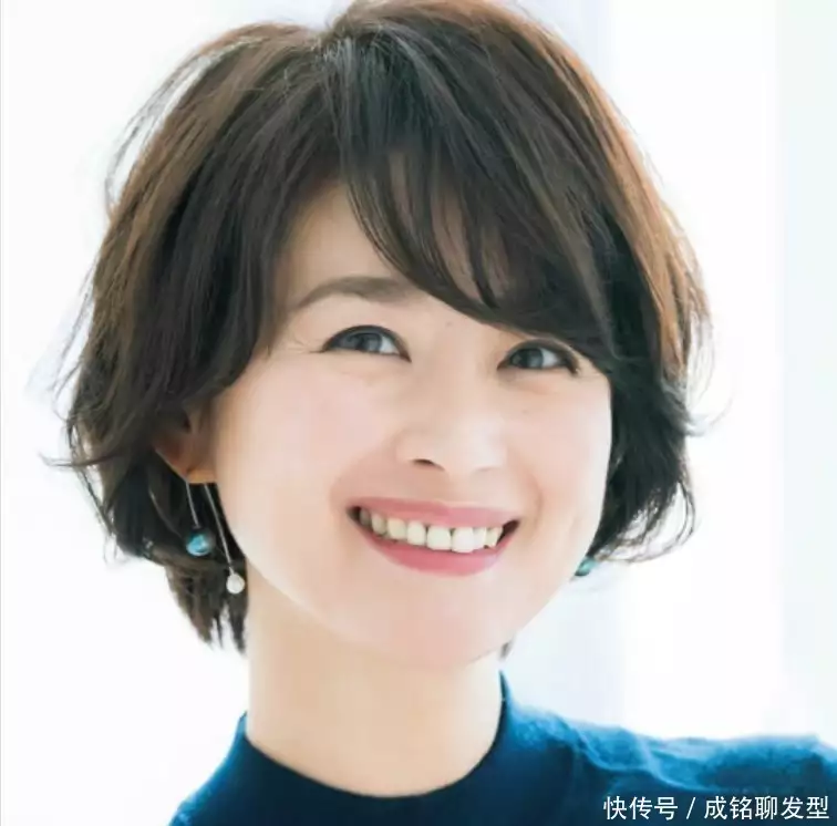 这样也行？（四五十岁女性短发）四十岁至五十岁女人剪什么发型好看，四五十岁的女人更适合剪短发！发丝蓬松、搭配刘海，温柔又显脸小朝鲜战争70周年演出，中俄被安排在次席落座，第一排的让人很意外，糖尿病治疗仪，伊丽莎白·坎贝奇品味人生，