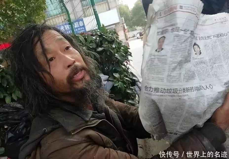 “流浪大师”沈巍：现场直播露宿年赚200万，丘壳后却将钱全部捐掉？当年他用1400张照片，毁掉刘嘉玲、谢霆锋和谢霆锋，现在怎么样了(图4)