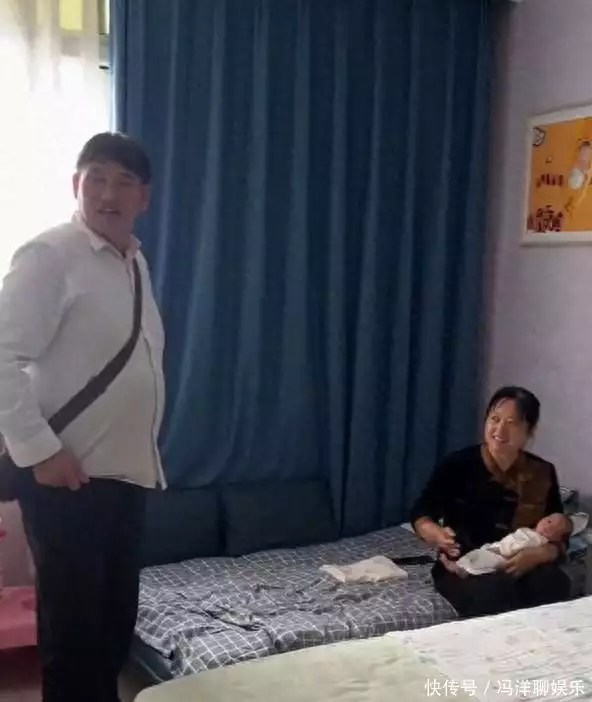 大衣哥去月子中心探望孙子，费用三万装修高档，儿媳出镜清秀漂亮迪丽热巴拍封面花絮视频：忘记开美颜特效后，这腿我没眼花吧？(图3)