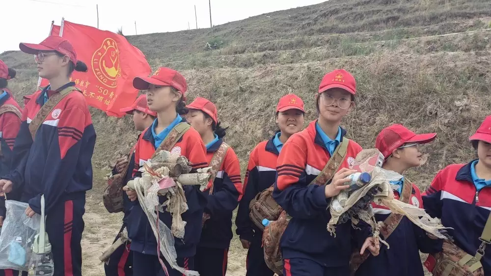 李锋教育夏令营第四天：甘当环卫工 体验山村生活的苦与不易