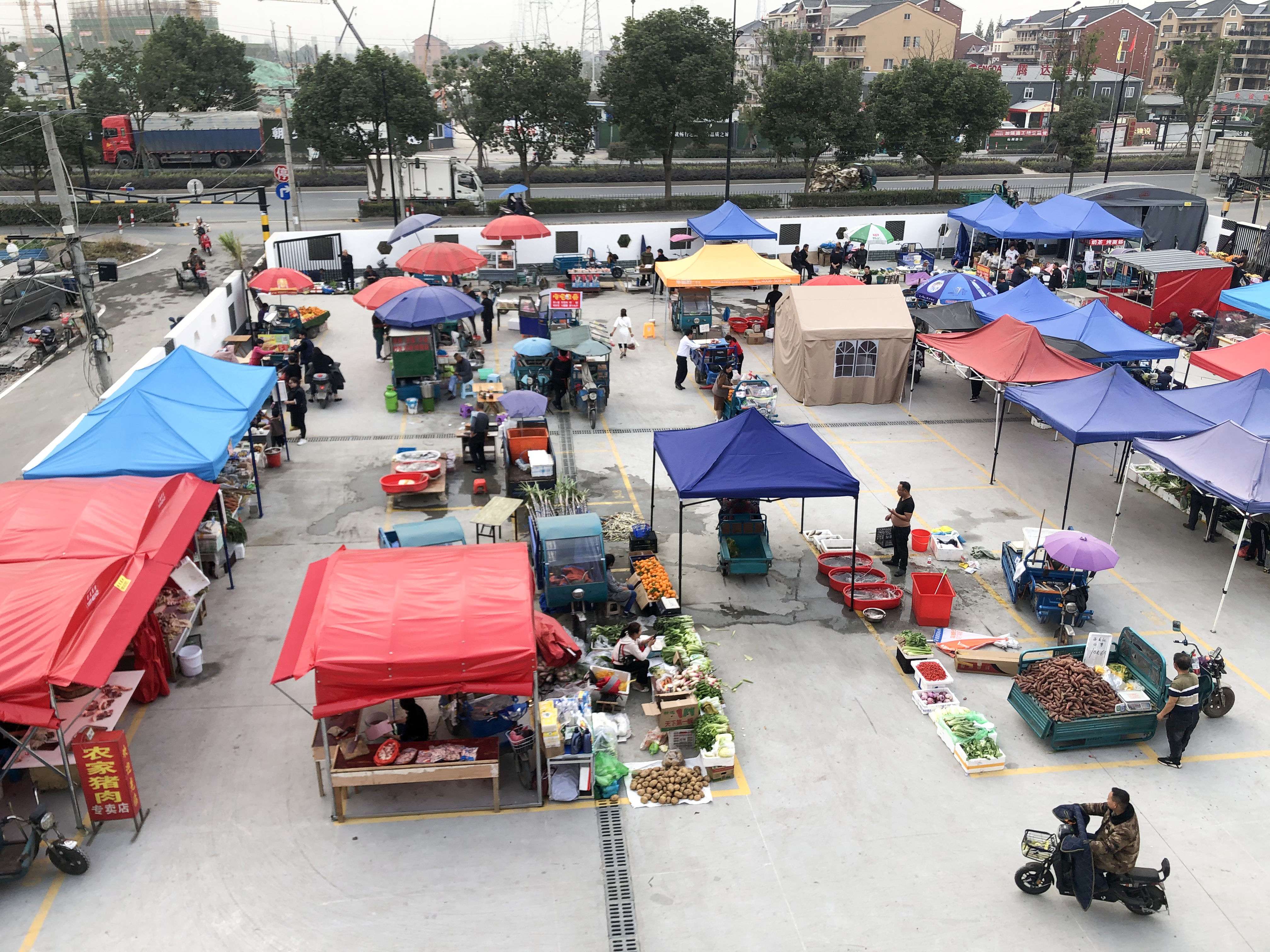 整治马路流动摊贩 设置临时地摊市场 余杭多措并举让练摊更规范亲民_【快资讯】